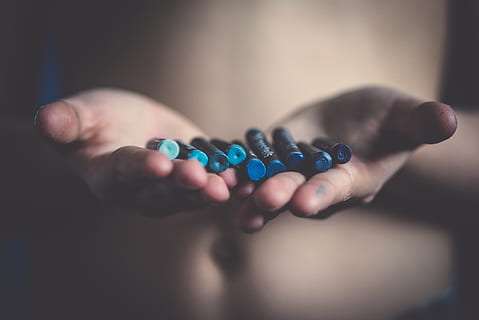 stadig, elementer, ting, farveblyanter, farve, blå, kvinde, person, mennesker, hænder, holde, kunst, en person, menneskelig kropsdel, bedrift, hånd, tæt på, menneskelig hånd, indendørs, afkom, selektiv fokusering, voksen, barndom, hænder cupped, emotion, fokus på forgrunden, midt voksen, kropsdel, barn, studio skud, overvejelse, 5K, CC0, offentligt domæne, royaltyfrie