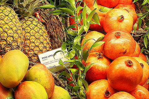 Früchte, Ananas, Mango, Grapefruit, Essen und Trinken, Lebensmittel, gesundes Essen, Frische, Wohlbefinden, Obst, Markt, Marktstand, keine Leute, zu verkaufen, Verkauf, orange Farbe, High Angle View, Tag, Wahl, organisch, Preisschild, Blatt, Fülle, große gruppe von gegenständen, draußen, reif, Orange, 2K, CC0, gemeinfrei, lizenzfrei