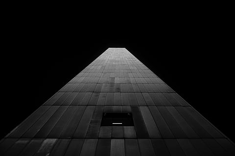 baixo, fotografia de ângulo, arranha-céus, construção, arquitetura, a infraestrutura, estrutura, estabelecimento, Preto e branco, monocromático, estrutura construída, exterior do edifício, ninguém, moderno, cidade, noite, arranha-céu, dentro de casa, visão de baixo ângulo, alto - alto, forma, céu, céu limpo, forma geométrica, copie o espaço, ao ar livre, destinos de viagem, forma triangular, natureza, torre, diretamente abaixo, 5K, CC0, domínio público, royalty free