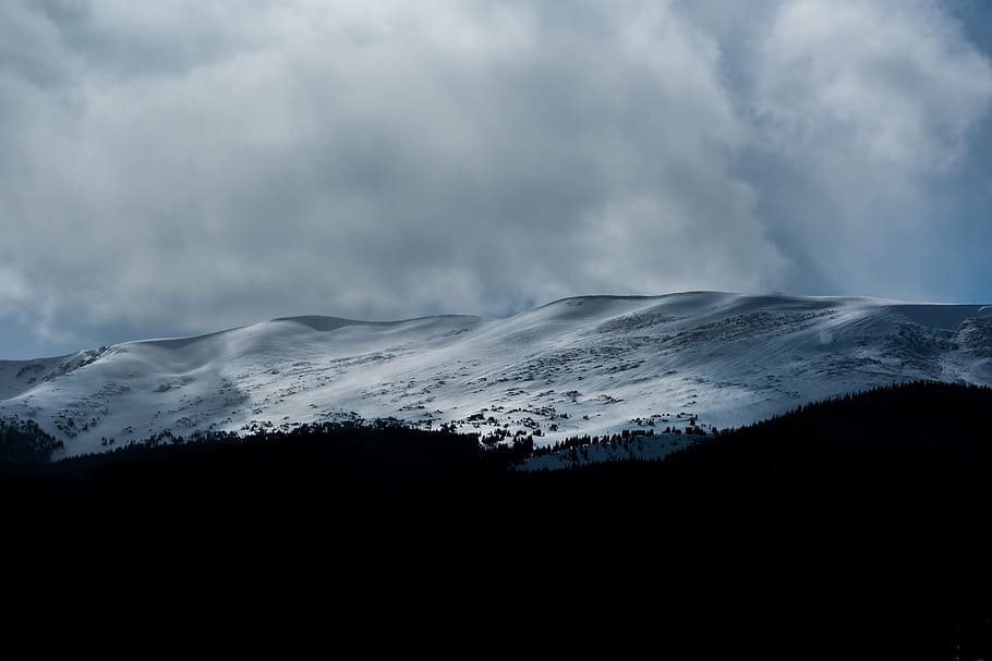 neu, cobert, muntanya, silueta, arbres, muntanya alta, núvol, cel, cim, cresta, paisatge, naturalesa, vall, hivern, núvol - cel, temperatura de fred, escenics - natura, bellesa a la natura, escena tranquil·la, tranquil·litat, medi ambient, escena no urbana, cap gent, muntanya nevada, Serra, dia, Color blanc, a l'aire lliure, poder a la natura, cim de muntanya, 5K