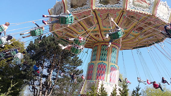 karuselis, tēma, funfair, atrakciju parks, atrakciju parku brauciens, mākslas kultūra un izklaide, koks, zems leņķa skats, debesis, cilvēku grupa, ķēdes šūpošanas brauciens, atpūtas pasākumi, dienā, raksturs, augu, jautri, baudu, liela cilvēku grupa, reāliem cilvēkiem, ārā, arhitektūra, nejaušiem cilvēkiem, izstāžu centrs, 2K, CC0, publiskais domēns, bez atlīdzības