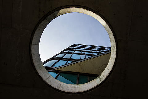 baix, fotografia d'angle, de gran alçada, edifici, ull de cuc, veure la fotografia, blau, edifici de panells de vidre, forat, arquitectura, cercle, finestra, gratacels, línia, geometria, geomètric, corba, estructura, ombra, buscant, concret, vidre, cel, estructura construïda, forma geomètrica, forma, naturalesa, dia, cap gent, exterior de l'edifici, vista d’angle baix, cel clar, llum solar, a l'aire lliure, disseny, arc, el·lipse, claraboia, directament a sota, 4K, CC0, domini públic, lliure de regalies