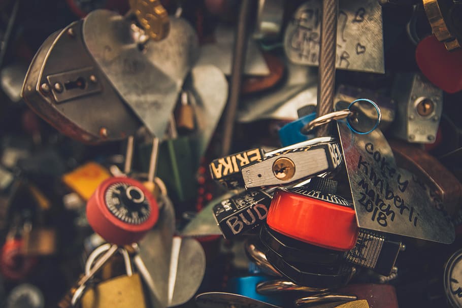 mělký, soustředit se, lovelocks, zaměření fotografie, visací zámky, velká skupina objektů, variace, detail, zámek, výběr, visací zámek, nikdo, zaměřit se na popředí, text, milovat, závěsný, jízdní kolo, přeprava, kov, na prodej, selektivní zaměření, ochrana, tvar srdce, bezpečnostní, maloobchodní, pozitivní emoce, láska zámek, antický, 5K