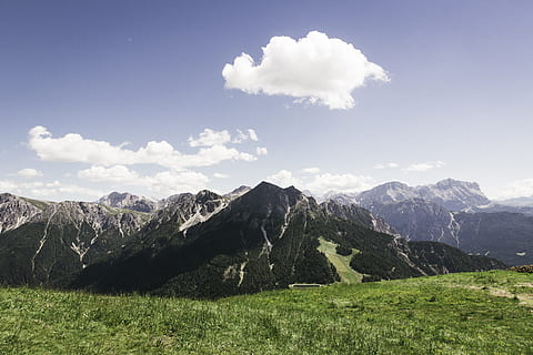 Castanho, montanha, Campo de grama, azul, céu, dia, Mais, destino, Visão, ponto de vista, lazer, platô, lugares de interesse, turismo, feriado, caminhada, montanhismo, natureza, Parque Natural, floresta, Campos, panorama, Rocha, visão distante, previsão, montanhas, arvores, Tirol do Sul, alpino, dolomites, Itália, norte da itália, plano de corones, esqui, área de esqui, cimeira, nuvem - céu, meio Ambiente, scenics - natureza, beleza na natureza, cadeia de montanhas, grama, cena tranquila, tranquilidade, plantar, Pico da montanha, terra, ao ar livre, luz solar, viagem, ninguém, Pinheiro, cume da montanha, 5K, CC0, domínio público, royalty free