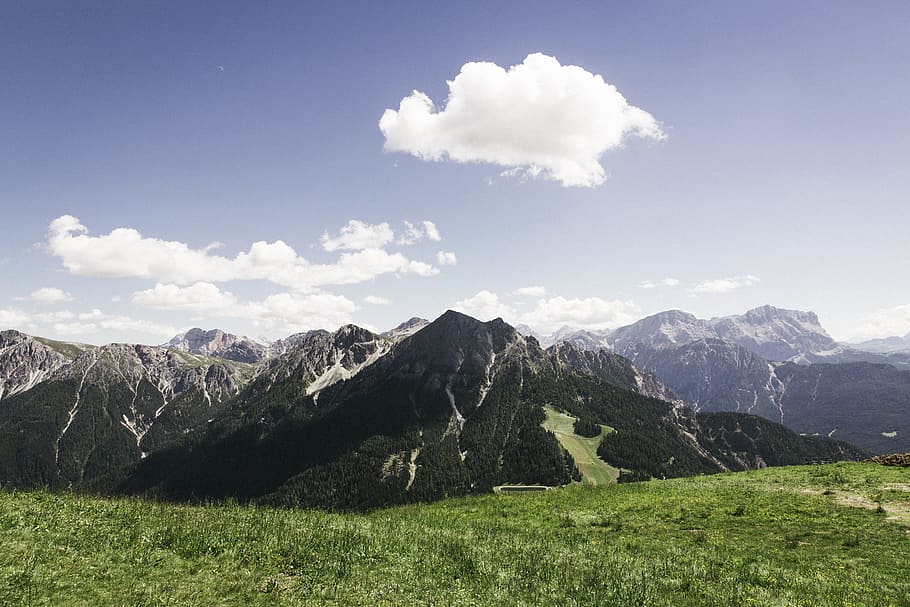 marró, muntanya, camp de gespa, blau, cel, durant el dia, més, destinació, vista, punt de vista, oci, altiplà, llocs d'interès, turisme, festa, senderisme, alpinisme, naturalesa, parc natural, bosc, camps, paisatge, rock, vista llunyana, previsió, muntanyes, arbres, Tirol del sud, alpí, dolomites, Itàlia, nord d'Itàlia, plan de corones, esquiar, àrea d'esquí, cim, núvol - cel, medi ambient, escenics - natura, bellesa a la natura, Serra, herba, escena tranquil·la, tranquil·litat, planta, cim de muntanya, terra, dia, a l'aire lliure, llum solar, viatjar, cap gent, pi, cresta de muntanya, 5K