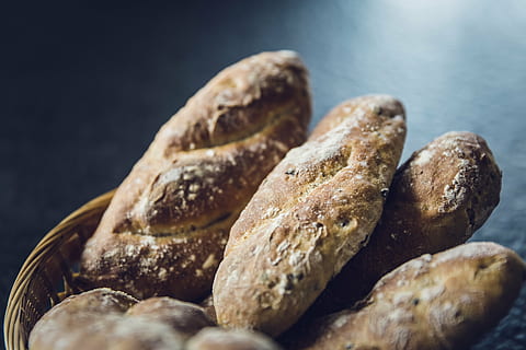 selektiv, fokus fotografering, brød, kurv, rulle, bage, bager, mad, spise, sprød, hjemmelavet, morgenmad, Bagværk, vække, lækker, bageri, kager, snack, bavarian, bagt, korn, frisch, mad og drikke, friskhed, indendørs, tæt på, ingen mennesker, sund kost, velvære, brød brød, studio skud, butik, stilleben, selektiv fokusering, fuldkorn, gruppe af objekter, Brun, fokus på forgrunden, sort baggrund, fransk mad, kulhydrat - mad type, Brunt brød, slankekure, 5K, CC0, offentligt domæne, royaltyfrie