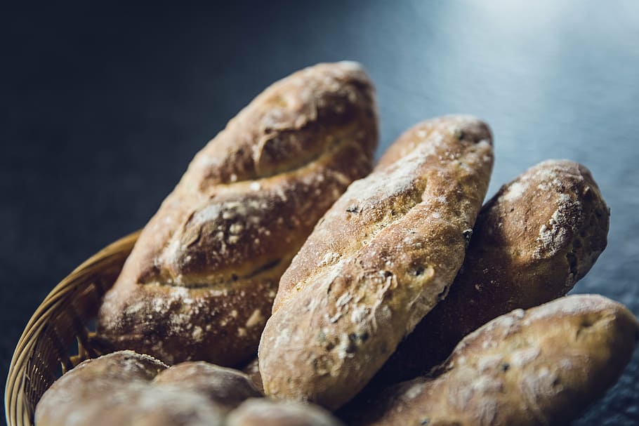 selektiv, fokus fotografering, brød, kurv, rulle, bage, bager, mad, spise, sprød, hjemmelavet, morgenmad, Bagværk, vække, lækker, bageri, kager, snack, bavarian, bagt, korn, frisch, mad og drikke, friskhed, indendørs, tæt på, ingen mennesker, sund kost, velvære, brød brød, studio skud, butik, stilleben, selektiv fokusering, fuldkorn, gruppe af objekter, Brun, fokus på forgrunden, sort baggrund, fransk mad, kulhydrat - mad type, Brunt brød, slankekure, 5K