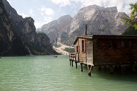 lake, mountain, green, excursion, water, mountain range, built structure, architecture, waterfront, beauty in nature, scenics - nature, nature, tranquil scene, day, tranquility, building exterior, no people, non-urban scene, idyllic, building, house, outdoors, formation, 4K, CC0, public domain, royalty free