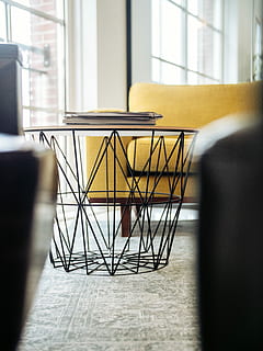 selektiv, fokus fotografie, Kaffetisch, neben, Sofa Stuhl, runden, braun, hölzern, oben, schwarz, Tisch aus Metall, Fenster, Tabelle, drinnen, Stuhl, Sitz, Büro, Geschäft, Tag, Möbel, Gelb, keine Leute, Treffen, selektiver Fokus, Sitzungssaal, Großunternehmen, Holz - Material, Sonnenlicht, die Architektur, leeren, 4K, CC0, gemeinfrei, lizenzfrei