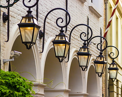 cinque, acceso, nero, all'aperto, lanterne, lampade, illuminazione, lanterna, romantico, nostalgia, luce, lampione, illuminazione esterna, illuminazione stradale, attrezzatura per l'illuminazione, lampada elettrica, architettura, nessuno, struttura costruita, costruzione, esterno dell'edificio, Inquadratura dal basso, arco, giorno, metallo, illuminato, caratteristica della parete, sospeso, ferro battuto, strada, luce elettrica, orologio, apparecchio di illuminazione, 4K, CC0, dominio pubblico, privo di copyright
