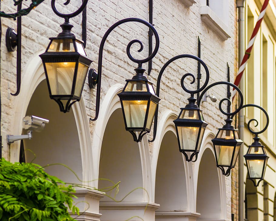 Pět, zapnutý, Černá, venkovní, lucerny, lampy, osvětlení, lucerna, romantický, nostalgie, světlo, pouliční lampa, venkovní osvětlení, pouliční osvětlení, osvětlovací zařízení, elektrická lampa, architektura, nikdo, stavba, budova, exteriér budovy, nízký úhel pohledu, oblouk, den, kov, svítí, nástěnný prvek, závěsný, tepané železo, ulice, elektrické světlo, hodiny, svítidla, 4K