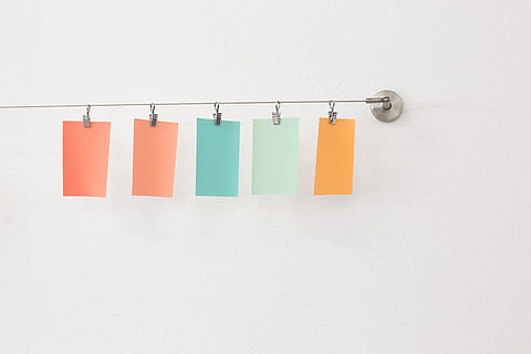cinque, assortito colori, appiccicoso, gli appunti, impiccato, grigio, ganci a muro, filo, connessione, creativo, cavo, design, artistico, sospeso, sfondo bianco, multicolore, in casa, assistenza sanitaria e medicina, nessuno, copia spazio, gruppo di oggetti, caratteristica della parete, girato in studio, Colore bianco, di fila, avvicinamento, gruppo medio di oggetti, natura morta, fianco a fianco, scelta, appendiabiti, architettura, struttura costruita, appendiabito, 5K, CC0, dominio pubblico, privo di copyright