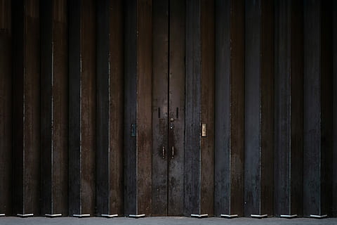 braune Metalltür, geschlossen, braun, schwarz, Metalltür, Tür, rostig, Textur, Oberfläche, dunkler Hintergrund, Metall, Akkordeon, Straße, dunkel, Hintergrund, Garage, verrostet, Rost, minimal, Vereinigtes Königreich, gewelltes Eisen, keine Leute, Holz - Material, Eisen, Muster, gewellt, Hintergründe, Vollbild, verwittert, alt, Sicherheit, Schutz, Grenze, Barriere, Wandbau - Funktion, Tag, draußen, 4K, CC0, gemeinfrei, lizenzfrei