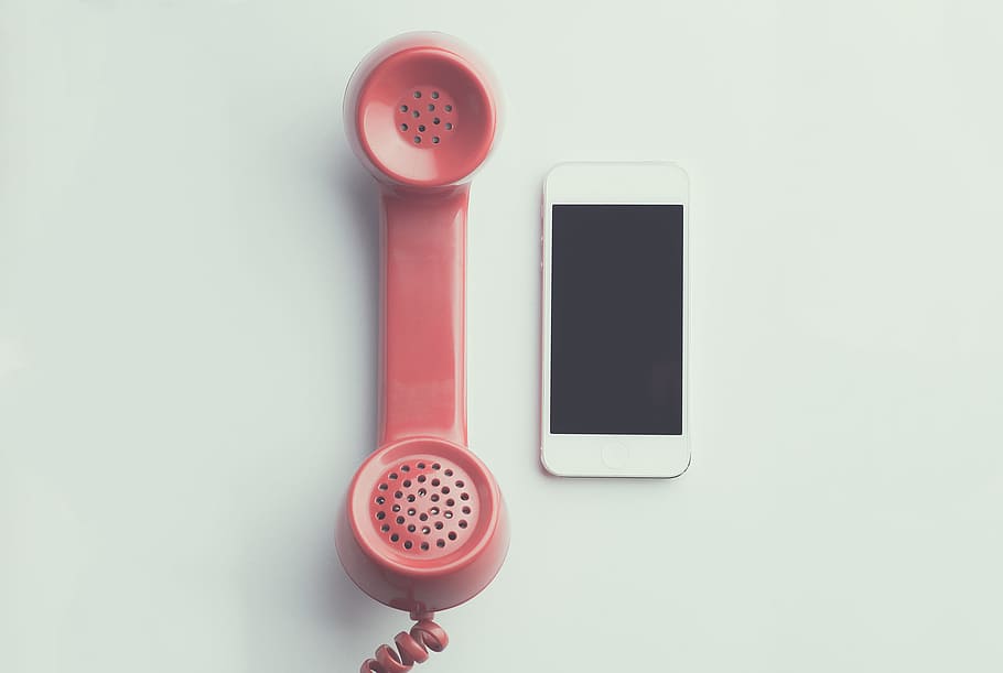 iphone, smartphone, årgang, teknologi, apple enhed, mobiltelefon, meddelelse, apparat, elektronik, håndsæt, gammel, telefon, retro, telekommunikation, ovenfra, touchscreen, trådløs teknologi, forbindelse, drikke, smart telefon, studio skud, bærbar informationsenhed, indendørs, mad og drikke, kaffe - drikke, kaffe, direkte over, hvid baggrund, ingen mennesker, kop, kaffekop, forfriskning, 1080P