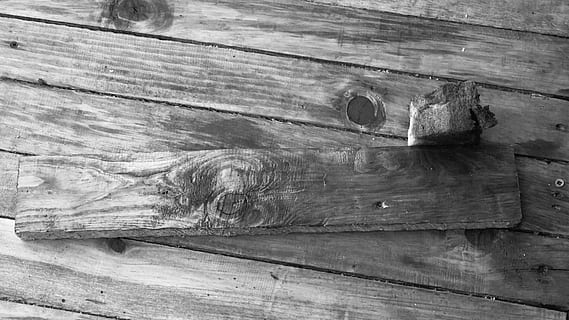 tavolo, grigi, struttura, legno - materiale, nessuno, un animale, temi animali, giorno, avvicinamento, strutturato, legna, tavola, fotogramma intero, modello, sfondi, in casa, Marrone, direttamente sopra, ruvido, vista dall'alto, vecchio, natura, natura morta, venatura del legno, 5K, CC0, dominio pubblico, privo di copyright