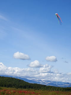 Himmel, Wolken, Drachen, Flug, Höhe, Vulkan, Wald, Freifläche, hochfliegend, Wind, wolke - himmel, Abenteuer, Extremsportarten, Berg, Schönheit in der Natur, fliegend, Szenen - Natur, Natur, Tag, Land, Gleitschirmfliegen, Landschaft, Fallschirm, Feld, in der Luft, Sport, ruhige Szene, Freizeitbeschäftigung, Umgebung, Gebirge, Freiheit, draußen, 1080P, CC0, gemeinfrei, lizenzfrei