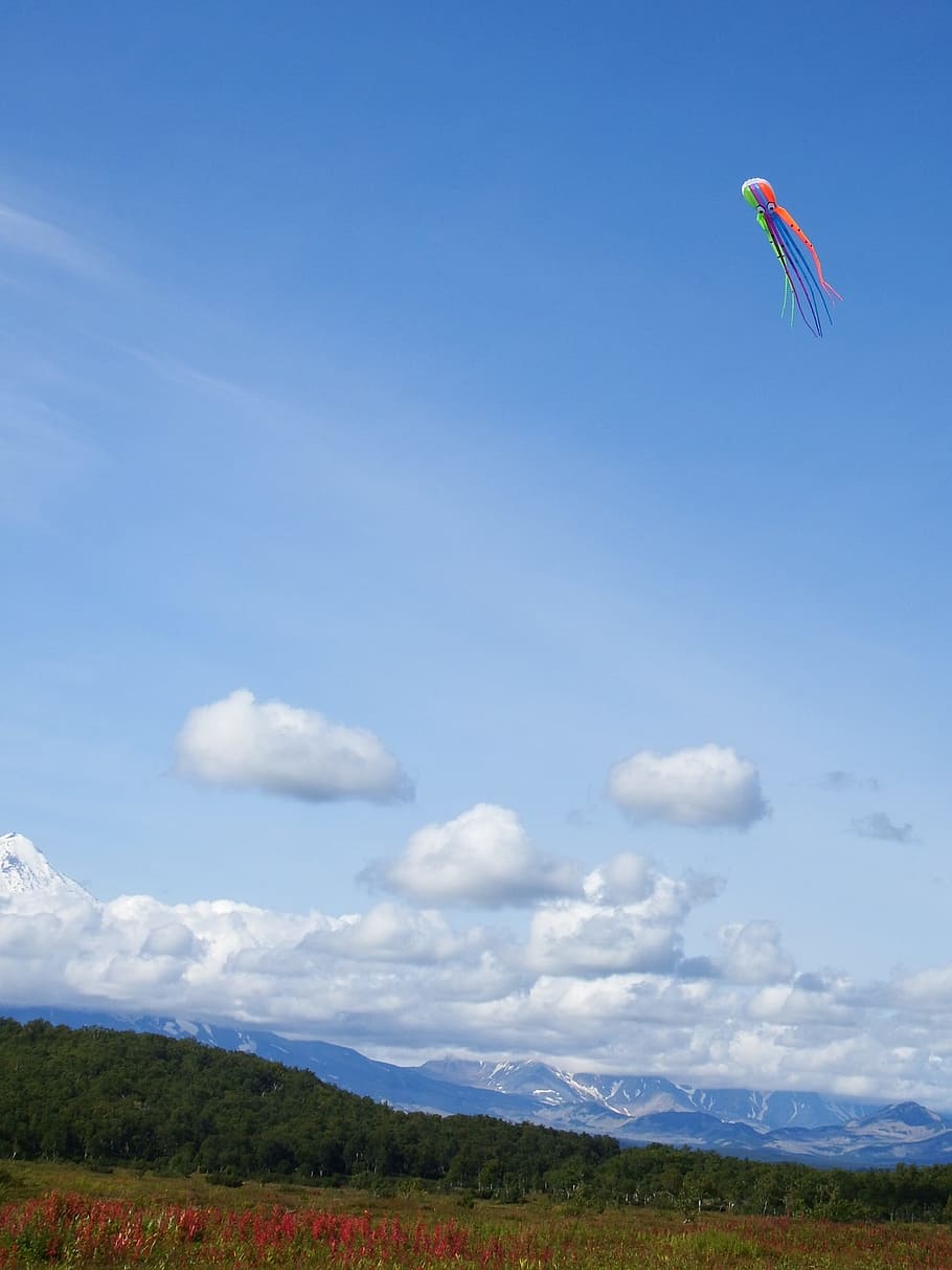 Himmel, Wolken, Drachen, Flug, Höhe, Vulkan, Wald, Freifläche, hochfliegend, Wind, wolke - himmel, Abenteuer, Extremsportarten, Berg, Schönheit in der Natur, fliegend, Szenen - Natur, Natur, Tag, Land, Gleitschirmfliegen, Landschaft, Fallschirm, Feld, in der Luft, Sport, ruhige Szene, Freizeitbeschäftigung, Umgebung, Gebirge, Freiheit, draußen, 1080P
