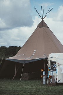 Festival, Marrone, tenda da teepee, trailer, teepee, tenda, campeggio, furgone, gelato, cielo, nuvola - cielo, terra, energia alternativa, ambiente, energia rinnovabile, campo, natura, combustibile e produzione di energia, conservazione dell'ambiente, turbina eolica, energia eolica, turbina, paesaggio, architettura, giorno, nessuno, struttura costruita, all'aperto, 4K, CC0, dominio pubblico, privo di copyright