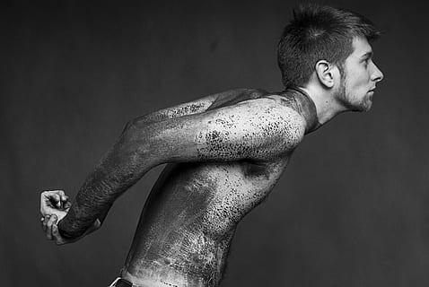 home, rústic, humà, mans, cos, persona, gent, anatomia, masculí, adult, pell, jove, tir de l'estudi, a l'interior, adult jove, una persona, home jove, vista lateral, sense camisa, fons gris, vista del perfil, moda, tatuatge, gris, mirant, part del cos humà, construcció muscular, fons negre, pintura corporal, pentinat, 4K, CC0, domini públic, lliure de regalies