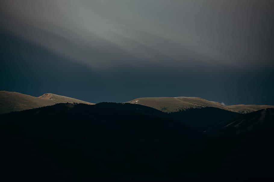 Landschaftsfotografie, Gebirgsgelände, Berge, Blau, Himmel, Schatten, Hügel, Wolke, Berg, subtil, Licht, Sonne, Szenen - Natur, Landschaft, Umgebung, Schönheit in der Natur, wolke - himmel, Ruhe, Gebirge, Natur, ruhige Szene, dunkel, keine Leute, Land, Fernbedienung, idyllisch, Nicht-städtische Szene, extremes Gelände, Gipfel, Bergrücken, 5K