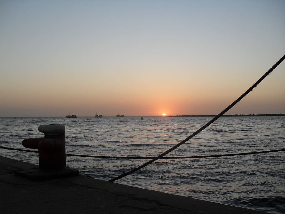 posta de sol, suau, rosa, cel, tarda, mar, oceà, badia, moll, cables d’atracada, amarratge, aigua, bellesa a la natura, escenics - natura, tranquil·litat, escena tranquil·la, cel clar, horitzó, cap gent, naturalesa, còpia espai, sol, horitzó sobre l’aigua, idíl·lic, color taronja, transport, vaixell nàutic, a l'aire lliure, 2K
