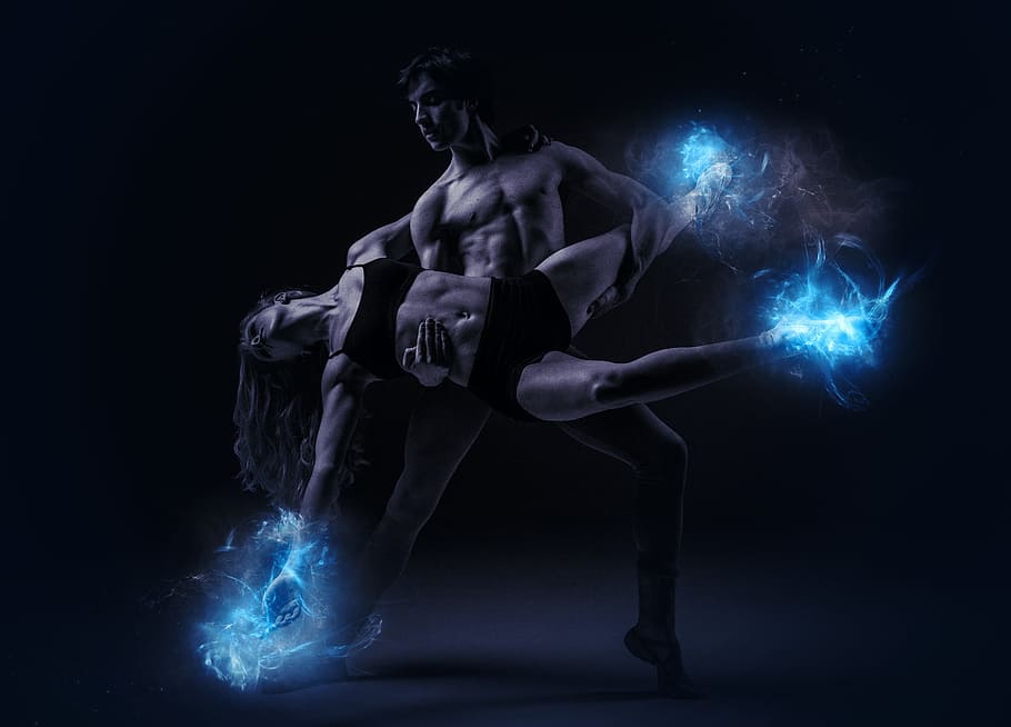 home, dona ballant, efectes de llum, ballarins, ballet, rendiment, intèrpret, pose, elegància, equilibri, posant, gràcia, acció, en moviment, modern, moviment, ballant, Ballarí de ballet, ballarina, dansa, fons negre, tir de l'estudi, longitud completa, una persona, a l'interior, adult, blau, fum - estructura física, il·luminat, adult jove, fosc, creativitat, força, color negre, disfressa, futurista, dona guapa, compost digital, 5K