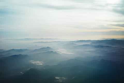 aèria, fotografia, blau, muntanyes, envoltat, boires, blanc, cel, durant el dia, foto, muntanya, cobert, cloudscape, per sobre dels núvols, moutain, Serra, silueta, escenics - natura, bellesa a la natura, tranquil·litat, escena tranquil·la, boira, núvol - cel, medi ambient, idíl·lic, cap gent, escena no urbana, naturalesa, paisatge, a l'aire lliure, dia, vista d’angle alt, majestuós, nebulós, 5K, CC0, domini públic, lliure de regalies