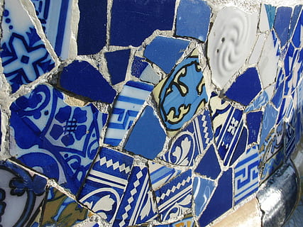 piastrelle, modello, divertimento, Barcellona, guell, blu, rotto, mosaico, ornamento, parete, architettura, nessuno, fotogramma intero, multicolore, avvicinamento, testo, giorno, graffiti, creatività, struttura costruita, comunicazione, caratteristica della parete, arte e artigianato, metallo, all'aperto, sceneggiatura occidentale, esterno dell'edificio, design, piastrella, 2K, CC0, dominio pubblico, privo di copyright