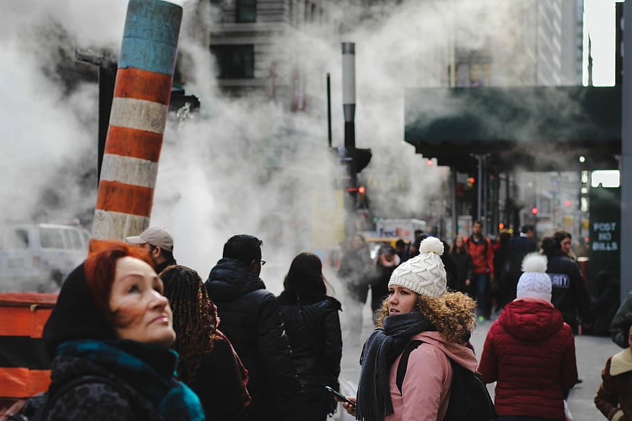 rostos de nova york, pessoas, caminhando, estrada, coberto, fumaça, multidão, calçada, vapor, neblina, inverno, fumaça - estrutura física, pessoas reais, arquitetura, grupo de pessoas, roupas quentes, exterior do edifício, estilos de vida, roupas, temperatura fria, adulto, dia, mulheres, estrutura construída, cidade, natureza, atividade de lazer, ao ar livre, poluição, cachecol, 4K