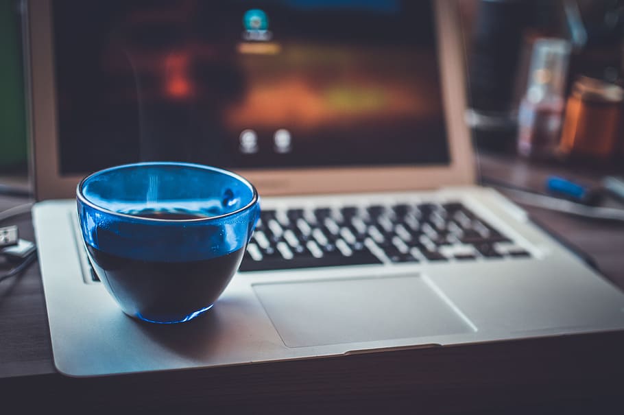 Blau, Glas, Silber Laptop-Computer, verwischen, Nahansicht, Computer, Getränk, Fokus, Laptop, MacBook, Bildschirm, Schatten, Technologie, Tabelle, Erfrischung, Essen und Trinken, Trinkglas, kabellose Technologie, Fokus auf den Vordergrund, Haushaltsausstattung, keine Leute, drinnen, Geschäft, Kommunikation, Computer Tastatur, Tastatur, alkoholfreies Getränk, 5K
