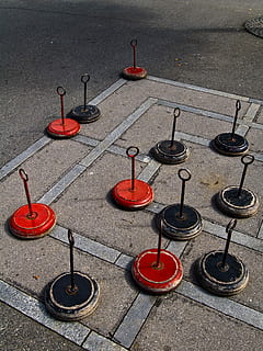 molí, jugar, a l'aire lliure, gran, fora, tauler de joc, joc de taula, figura del joc, xifres, jugar al tren, estratègia, molí de jocs, estratègia del joc de taula, guanyar, vermell, negre, vista d’angle alt, cap gent, música, dia, exclusió, carrer, carretera, ciutat, metall, cultura i entreteniment artístic, instrument musical, sendera, cercle, forma geomètrica, seguretat, prohibit, equipament musical, forma, grup d'objectes, 2K, CC0, domini públic, lliure de regalies