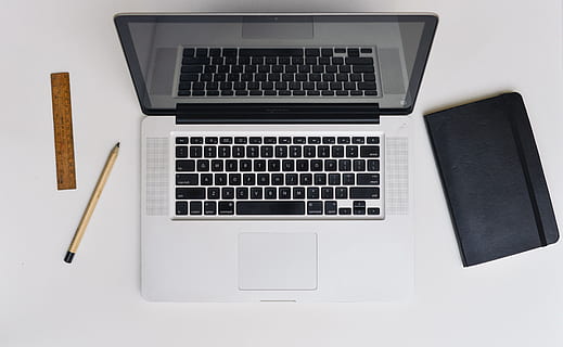 Macbook Pro, Schreibtisch, Laptop, Notizbuch, Computer, Geschäft, Arbeitsplatz, Kommunikation, Lineal, Stift, Büro, Internet, pc, MacBook, Apfel, Handy, Mobiltelefon, kabellos, kabellose Technologie, Verbindung, Technologie, tragbares Informationsgerät, keine Leute, drinnen, Tabelle, Computerausrüstung, Tastatur, Computer Tastatur, Stillleben, Holz - Material, High Angle View, Nahansicht, Papier-, Bleistift, 5K, CC0, gemeinfrei, lizenzfrei