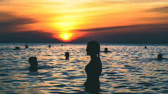Silhouette Fotografie, Menschen, Schwimmen, Strand, golden, Stunde, hinterleuchtet, Wolken, Dämmerung, Abend, Spaß, Horizont, Insel, Freizeit, Natur, Ozean, draußen, Erholung, Entspannung, szenisch, Meer, seelandschaft, Silhouette, Himmel, Sommer-, Sonne, Sonnenuntergang, Reise, Urlaub, Wasser, Wellen, Schönheit in der Natur, echte Menschen, Szenen - Natur, orange Farbe, Freizeitbeschäftigung, Lebensstile, Ruhe, Frau, wolke - himmel, ruhige Szene, zwei Menschen, Erwachsene, Ufergegend, 4K