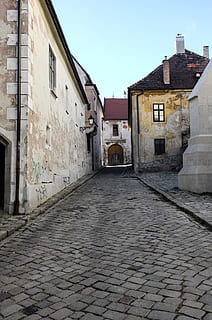 brosten, lappe, arkitektur, vej, by, gammel, sten-, rejse, hjem, gotisk, bygning, by-, væg, gyde, mursten, turisme, facade, Bratislava, slovakiet, bygning udvendig, bygget struktur, retning, vejen frem, gade, himmel, boligområde, dag, ingen mennesker, sti, natur, skyfri himmel, udendørs, hus, fortiden, 2K, CC0, offentligt domæne, royaltyfrie