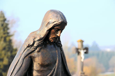 estátua de jesus cristo, Jesus, Cristo, olhar para baixo, gota de orvalho, fé, símbolo, cristandade, religião, face, cemitério, cruz no fundo, pensativo, espiritualidade, escultura, estátua, representação humana, representação, semelhança masculina, arte e Artesanato, focar em primeiro plano, ninguém, criatividade, construir, dia, semelhança feminina, natureza, fechar-se, céu, sepultura, tristeza, anjo, 5K, CC0, domínio público, royalty free