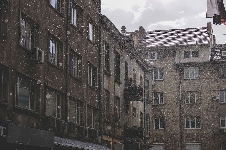 fotografia di paesaggio, Marrone, appartamento, la neve, architettura, scena urbana, esterno dell'edificio, finestra, struttura costruita, vecchio, Casa, città, nessuno, nuvola - cielo, giorno, costruzione, quartiere residenziale, cielo, all'aperto, natura, Inquadratura dal basso, nevicando, Posizione, bagnato, posto, Quartiere, 5K