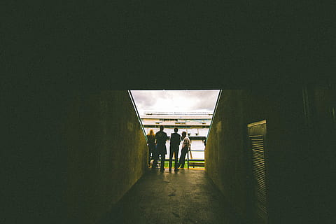 quatre, gent, passadís, hora del dia, dia, temps, fosc, homes, fantasmal, caminar, túnel, longitud completa, sortir, a l'interior, persones reals, arquitectura, grup de persones, estructura construïda, dones, estils de vida, adult, còpia espai, activitat d'oci, persones incidentals, transport públic, naturalesa, vista del darrere, sostre, 5K, CC0, domini públic, lliure de regalies