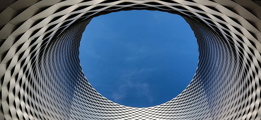 orm, øjenblik, blå, himmel, 3d kunst, cirkel, arkitektur, bygning, struktur, afspejling, geometriske, kurve, rund, blå himmel, facade, sort, hvid, grå, natur, geometrisk form, metal, ingen mennesker, trådnet, bygget struktur, tråd, form, forbindelse, mønster, hul, sky - himmel, lav vinkel visning, by, udendørs, dag, direkte under, stål, skyskraber, 5K