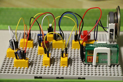 obwód, obwody elektryczne, elektroniczne obwody, części elektroniczne, Edukacja, elektron, elektryczny, sygnał, technologia, przemysł, żadnych ludzi, połączenie, branża elektroniczna, wewnątrz, kabel, komputer, zbliżenie, sprzęt, studio strzał, Internet, wtyczka połączenia sieciowego, śieć komputerowa, Elektryczność, żółty, wielobarwne, wyposażenie komputera, kabel komputerowy, duża grupa obiektów, sprzęt elektryczny, globalna komunikacja, sklep z elektroniką, 5K, CC0, domena publiczna, darmowe zdjęcia