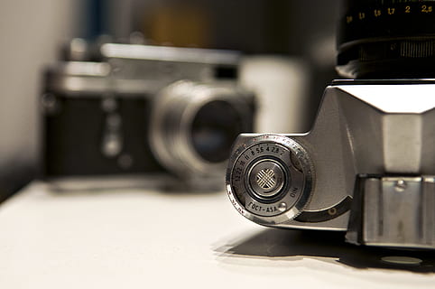 Fotoaparát, vinobraní, fotografie, starý, detailní, ohnisko, fotoaparát - fotografické vybavení, detail, fotografická témata, technologie, uvnitř, objektiv - optický přístroj, nikdo, zaměřit se na popředí, selektivní zaměření, stálý život, antický, jeden objekt, retro stylu, nostalgie, umělecká kultura a zábava, čočka - oko, domácí místnost, digitální fotoaparát, luxus, 4K, CC0, veřejná doména, bez autorských práv