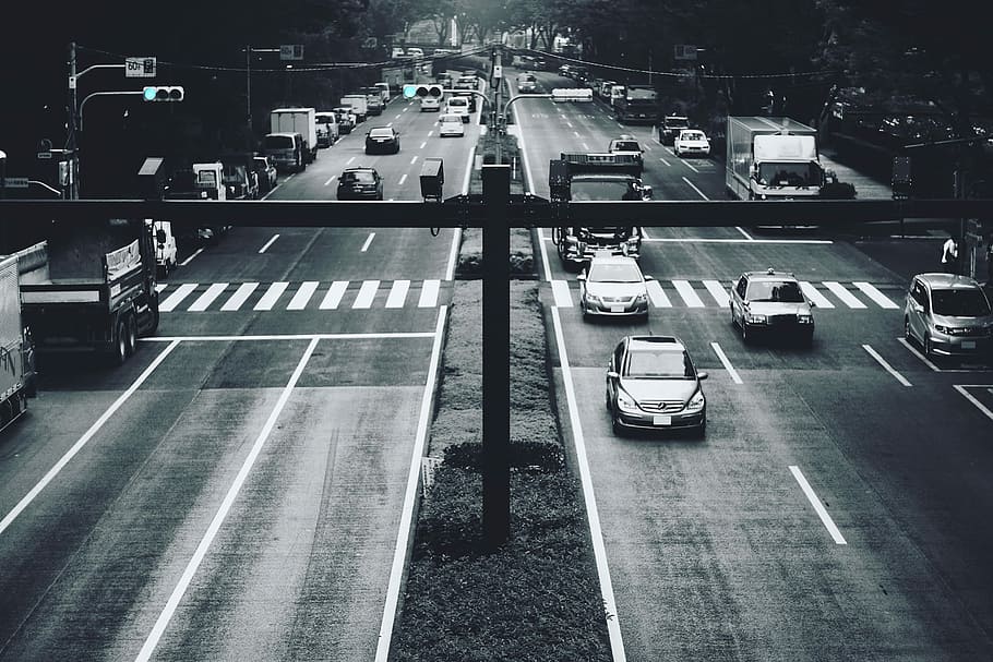 gråtonebilder, nattgate, gråtoner, fotografering, natt, gate, trafikk, transport, bil, hovedvei, urbane scene, vei, flere kjørebaner, transportmiddel, by, byliv, reise, motorkjøretøy, land kjøretøy, arkitektur, høy vinkel visning, symbol, skilt, tilfeldige mennesker, vei markering, bygget struktur, merking, på farten, bevegelse, bygge eksteriør, utendørs, 1080P
