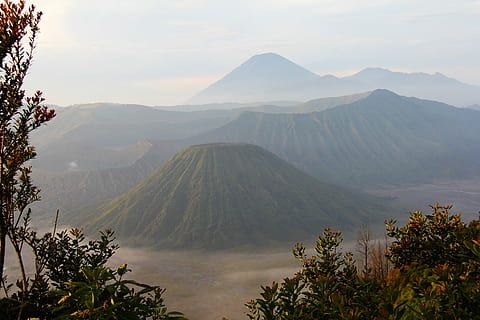 Grün, Berge, tagsüber, Dämmerung, Morgen, Mount Brom, Java, Indonesien, Berg, Natur, Panorama-, Landschaft, Reise, szenisch, Himmel, draußen, Baum, Vulkan, Wolke, natürlich, Eruption, vulkanisch, Krater, Gipfel, Asien, aktiv, Schönheit in der Natur, Szenen - Natur, ruhige Szene, Ruhe, Pflanze, Nicht-städtische Szene, keine Leute, Umgebung, idyllisch, Tag, Reiseziele, Geologie, Land, Gebirge, Vulkankrater, 2K, CC0, gemeinfrei, lizenzfrei