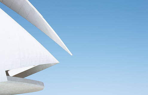 Art º, luz, Ingenieria, ligero, líneas y curvas, al aire libre, cielo, Estructura de acero y hormigón., diseño estructural, azul, cielo limpio, copia espacio, naturaleza, nadie, transporte, día, el color blanco, vehículo aéreo, avión, arquitectura, vista de ángulo bajo, volador, viaje, soleado, luz del sol, ala de avión, modo de transporte, industria aeroespacial, blanco, 5K, CC0, dominio público, libre de derechos