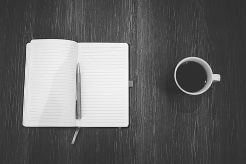 grå, vri penn, notisbok, ved siden av, kaffe, fylt, krus, notepad, penn, tidsskrift, skriving, virksomhet, skrivebord, kontor, bord, kopp, drikke, rett over, kaffe kopp, mat og Drikke, kaffe - drikke, bok, utgivelse, forfriskning, tre - materiale, innendørs, stilleben, ingen folk, høy vinkel visning, notatblokk, friskhet, blank, servise, 5K, CC0, offentlig domene, opphavsrett gratis