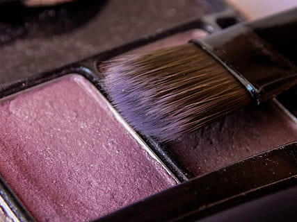 escova, Maquiagem, corar, fechar-se, pincel de maquiagem, dentro de casa, beleza, ninguém, Produto de beleza, sombra, foco seletivo, paleta, ainda vida, tiro do estúdio, moda, pó facial, cultura artística e entretenimento, visão de alto ângulo, acessório pessoal, couro, cuidados com o corpo e beleza, corar - maquiagem, 5K, CC0, domínio público, royalty free