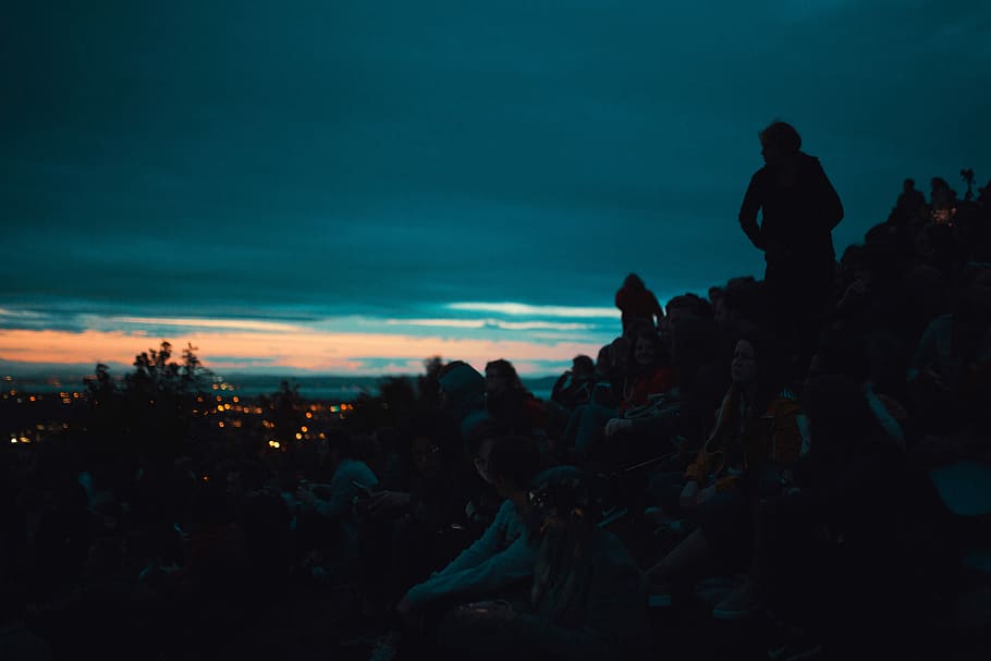 foto de la silueta, gent, superior, muntanya, assegut, penya-segat, alba, posta de sol, multitud, llums, reunió, arbre, nit, fosc, ciutat, turó, Edimburgo, Calton Hill, silueta, grup de persones, gran grup de persones, cel, persones reals, naturalesa, activitat d'oci, unió, núvol - cel, diversió, homes, cultura i entreteniment artístic, vespre, creença, dones, religió, esdeveniment, 5K