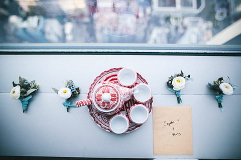 assorteret, keramisk, indretning, bord, dekoration, fest, blomst, indendørs, ingen mennesker, dag, sødt mad, cupcake, blomstrende plante, friskhed, tekst, stilleben, mad og drikke, sød, mad, tæt på, dessert, overbærenhed, Kunst og håndværk, arrangement, kage, valg, fristelse, makron, 2K, CC0, offentligt domæne, royaltyfrie