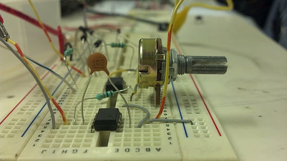elektronik, potentiometer, kondensator, breadboard, udstyr, teknologi, industri, tæt på, ingen mennesker, indendørs, stilleben, diagram, meddelelse, forbindelse, metal, tekst, kabel, gruppe af objekter, fokus på forgrunden, selektiv fokusering, forretning, dag, glas - materiale, høj vinkel visning, nummer, videnskab, 2K, CC0, offentligt domæne, royaltyfrie