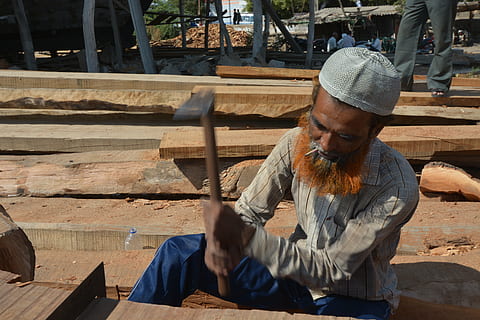 Zimmermann, alt, Fokus, eine Person, echte Menschen, Männer, Holz - Material, Sitzung, Vorderansicht, Männer mittleren Alters, halten, Erwachsene, Mitte Erwachsener, Tag, Arbeiten, Besetzung, Legere Kleidung, Geschäft, Gesichtsbehaarung, Sonnenlicht, reife Männer, 5K, CC0, gemeinfrei, lizenzfrei