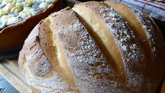 brood, gistbrood, deeg, krokante, melig, meel, bak je eigen, bakken, keuken-, begroting, hobby, eten, voedsel, gebakken goederen, zelfs gebakken, ontbijt, eten en drinken, versheid, gezond eten, welzijn, detailopname, binnenshuis, stilleven, geen mensen, plak, op te slaan, baguette, klaar om te eten, gebakken, bruin, Frans voedsel, focus op de voorgrond, 4K, CC0, publiek domein, royaltyvrij
